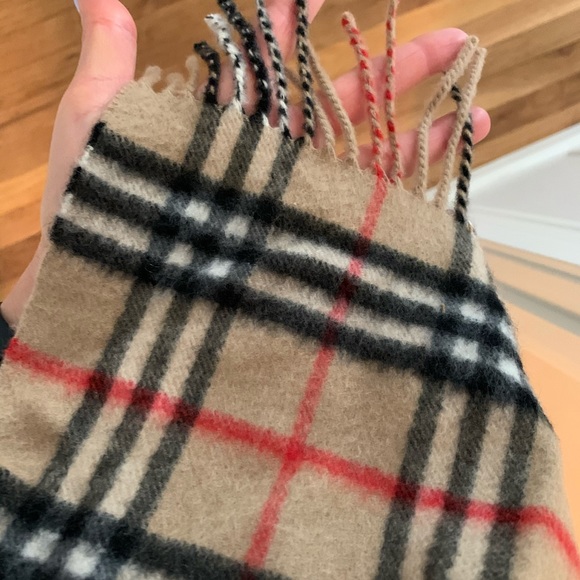 Burberry Classic Check Scarf (100% Cashmere) - Picture 3 of 3